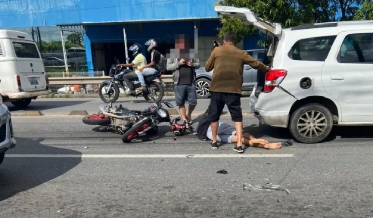 Acidente entre carro e moto deixa homem ferido em Maceió