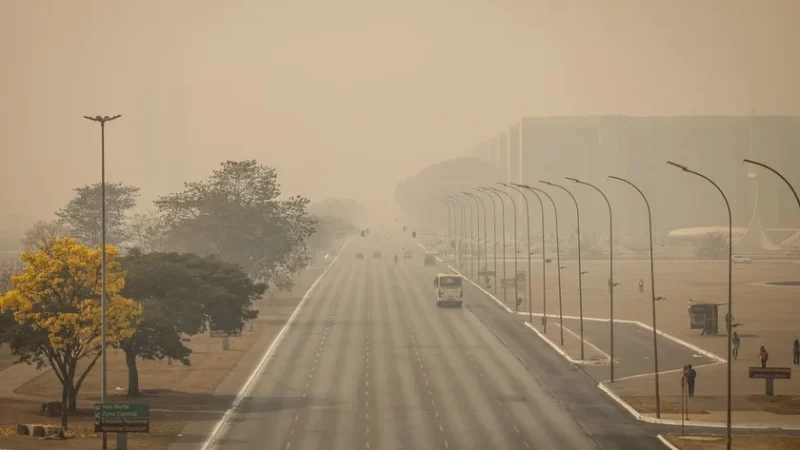 Brasília amanhece coberta de fumaça pelo segundo dia seguido