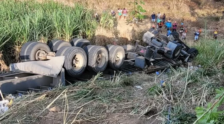 CBM confirma morte de condutor de caminhão que caiu em ribanceira na BR 104; resgate durou horas
