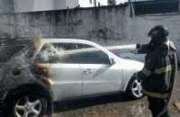 Veículo pega fogo em via pública em Palmeira dos Índios