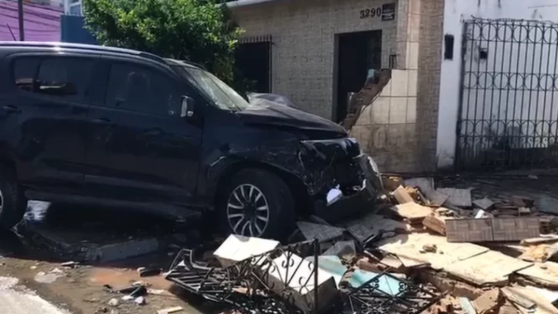 Quatro pessoas ficam feridas em colisão com viatura da PC descaracterizada e um carro de passeio