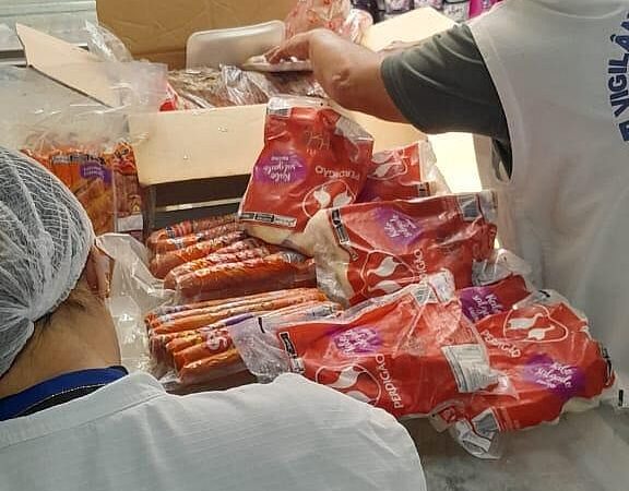 Fiscalização apreende 100kg de alimentos estragados em supermercado na Ponta Verde