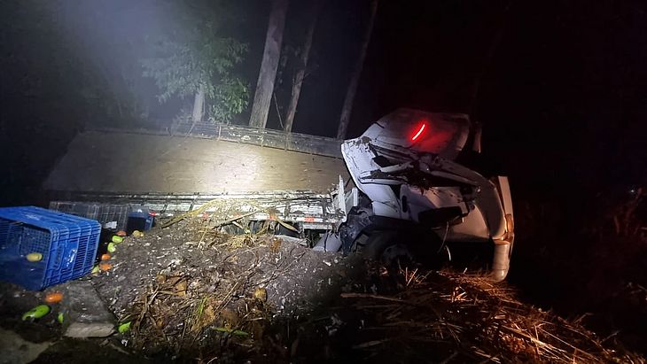 Caminhão tomba em curva e motorista fica ferido, na BR-104