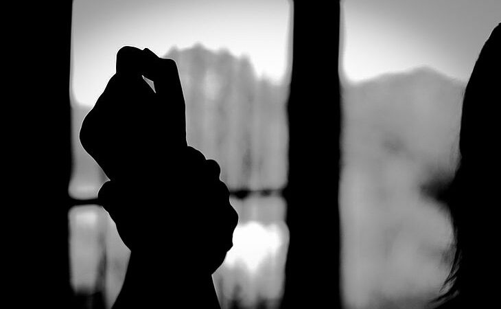 Homem é preso suspeito de stalkear, ameaçar e estuprar mulher em Maceió