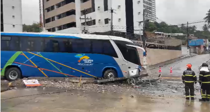 Ônibus desgovernado derruba poste em Maceió; passageiros são resgatados