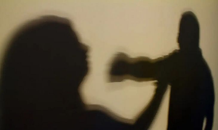 Mulher tem corpo molhado com álcool e evita incêndio ao pegar celular para filmar ameaça de marido