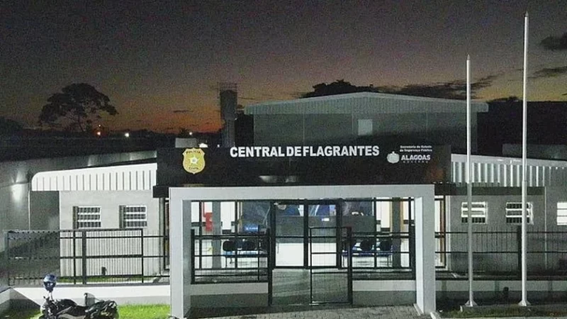 Homem é preso após anunciar assalto e atingir vítima com golpes de machado