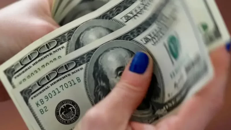 Aumento das vendas no Brasil e economia americana derrubam dólar