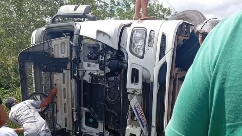 Tombamento de carreta deixa motorista morto em trecho da rodovia BR-101