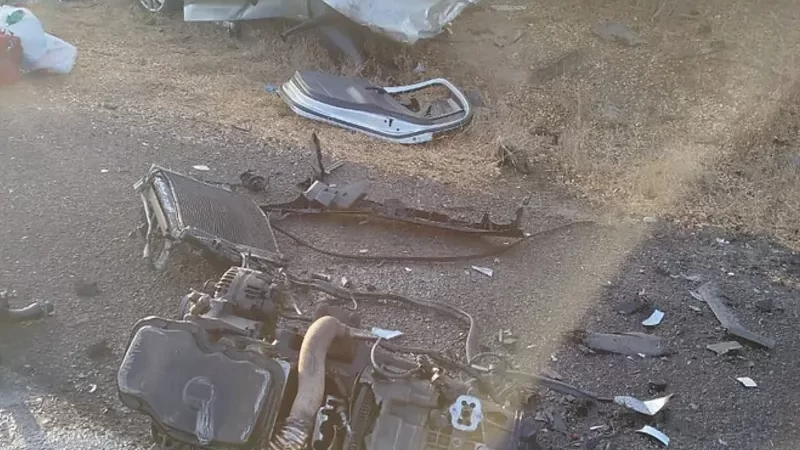 Colisão entre carro e carreta mata quatro pessoas e deixa outras duas feridas em Delmiro