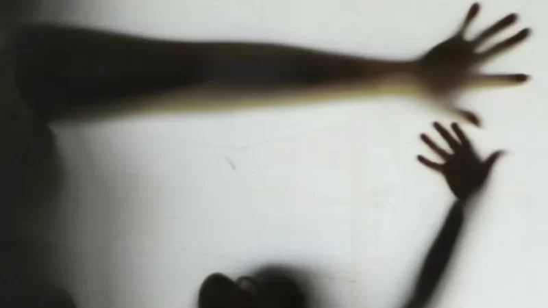 Criança de 11 anos engravida de companheiro da avó e tem bebê