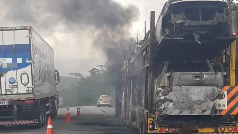Caminhão cegonha carregado com veículos 0km pega em Novo Lino