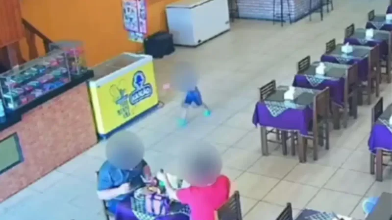 Menino de 2 anos é atropelado e morre após correr para fora de restaurante