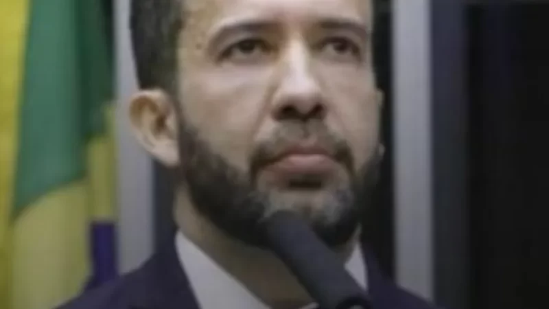 PF indica André Janones por suspeita de rachadinha em gabinete