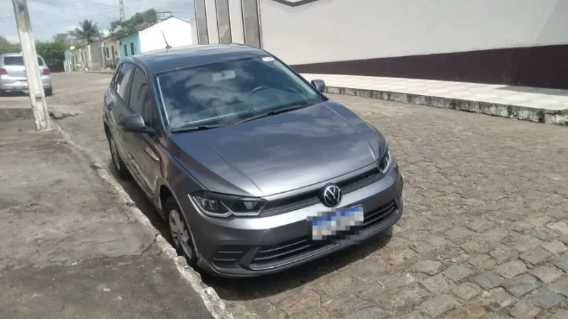 PM recupera carro com queixa de furto em frente à igreja de Limoeiro de Anadia