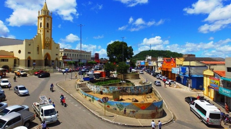 Filho é conduzido para delegacia acusado de ameaçar pais com tijolo em Santana do Ipanema.