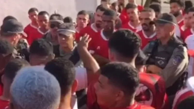 Torcedores do CRB protestam no CT Ninho do Galo por causa de má fase do time