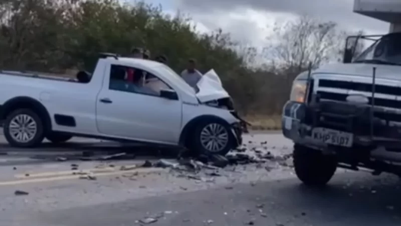 Vítimas ficam presas às ferragens após colisão em rodovia federal