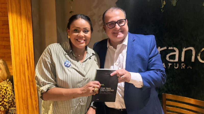 Candidata a vice-prefeita, Danúbia Barbosa, prestigia lançamento do livro “Por Trás das Contas” de George Santoro