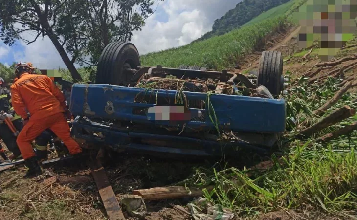 Vítima fica presa às ferragens após caminhão tombar na BR 104