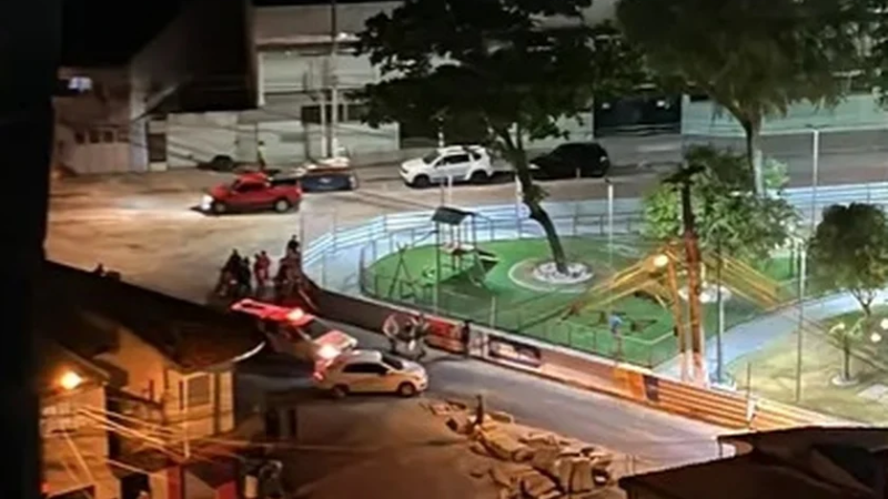 Ataque a tiros deixa um morto e dois feridos em praça de Maceió