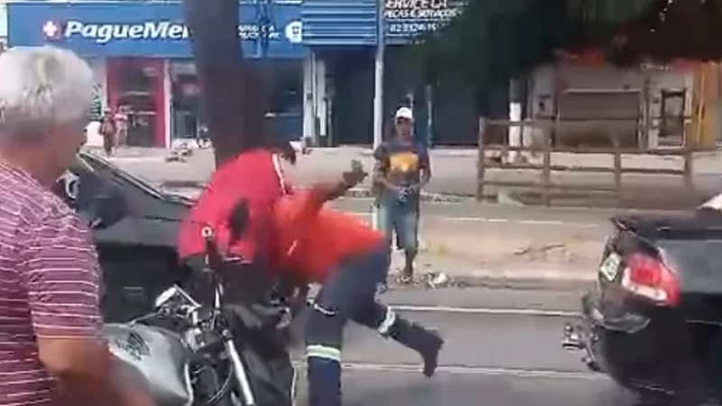 Motorista de carro e motociclista entram em luta corporal