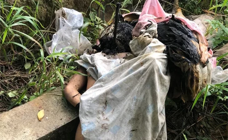 Macabro: Corpo de mulher é encontrado com vergalhão no crânio e parcialmente queimado