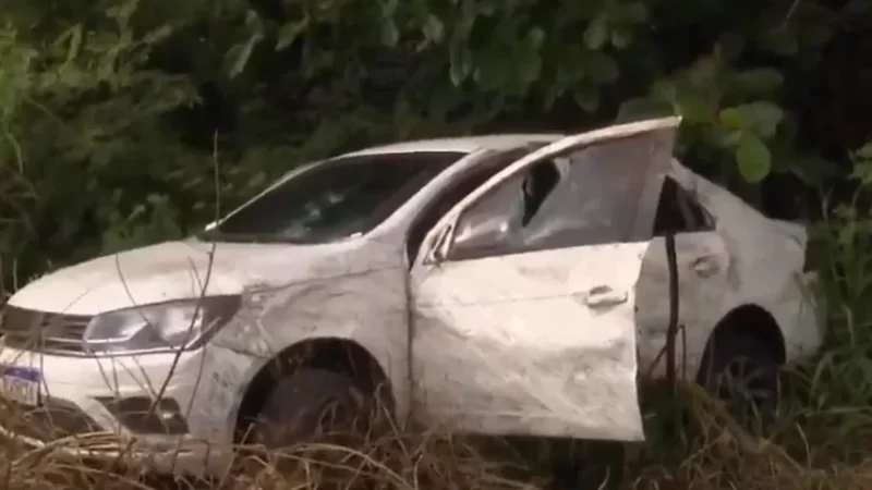 Motorista perde controle de carro e vai parar às margens da AL-101 Sul