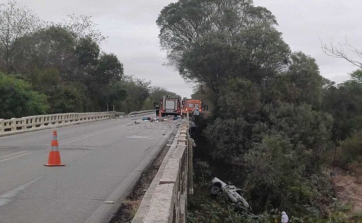 Três pessoas morrem e outras duas ficam feridas após carro cair em ribanceira na BR-423