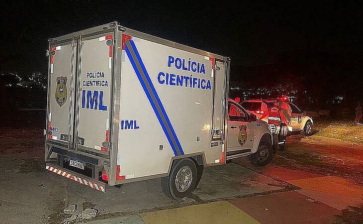 Mulher encontra marido morto a tiros dentro de casa em residencial no Benedito Bentes