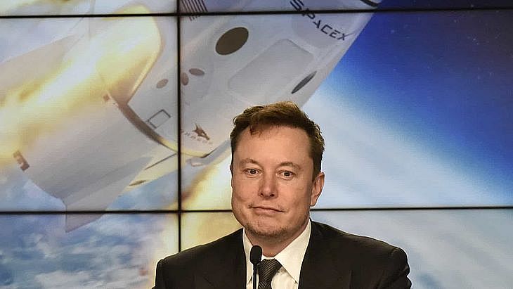Idosa teria perdido R$ 4.000 em golpe que a fez acreditar que era namorada do Elon Musk