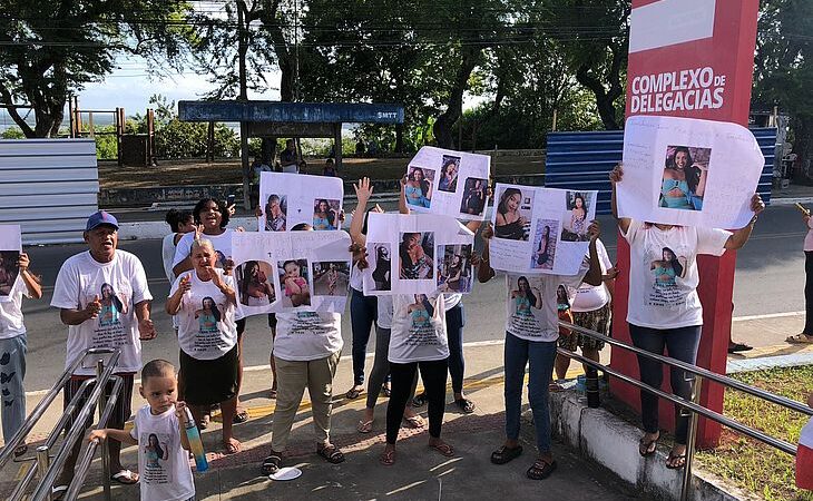 Caso Ana Beatriz: familiares protestam na porta de delegacia e pedem justiça