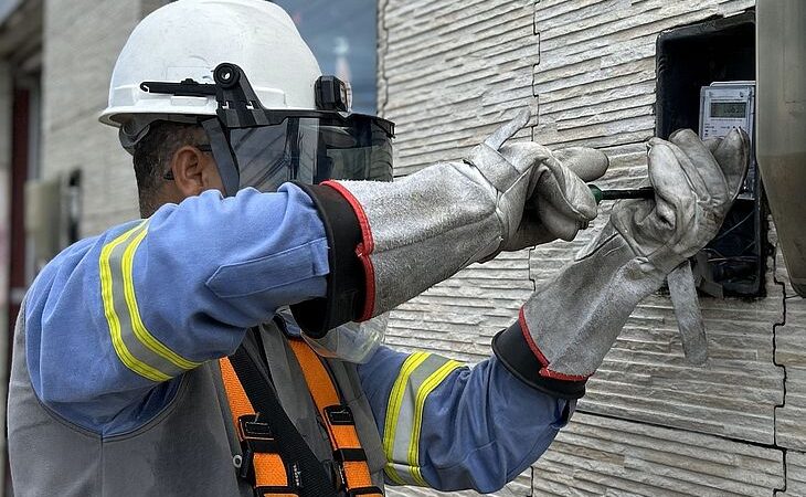 Restaurante, farmácia e barbearia na Ponta Verde e Jatiúca são autuados por furto de energia