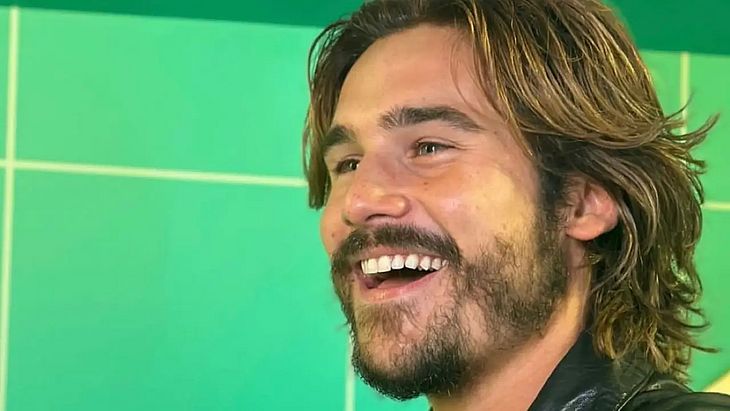 Nicolas Prattes comenta sobre cena de nudez em novela