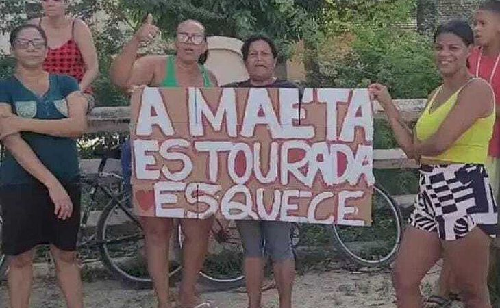 Fãs de Deolane fazem protesto e levam cartazes para presídio em apoio a influencer