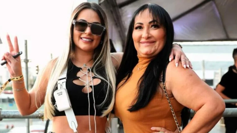 Mãe de Deolane Bezerra passa mal e é levada a hospital após ser detida no Recife