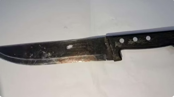 Mulher é presa após cortar pênis de marido por “falhar” na hora H