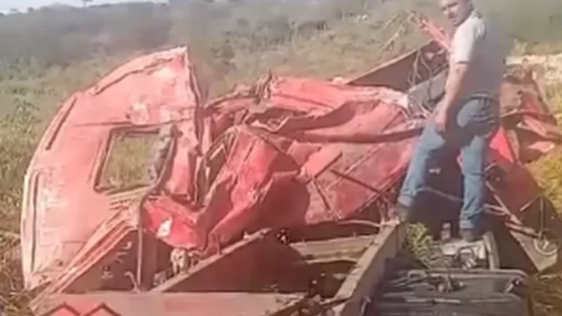 Motorista de caminhão morre após veículo cair em ribanceira na BR-101