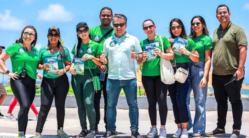 Candidato a vereador destaca engajamento com eleitores em panfletagem na orla