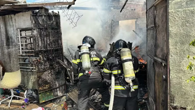 Casa fica destruída após incêndio no Jacintinho