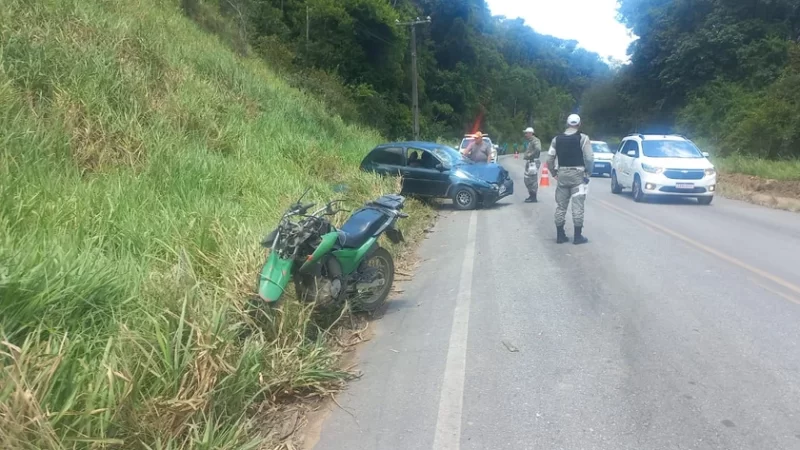 Homem morre após veículo de passeio invadir contra mão e colidir frontalmente em sua motocicleta