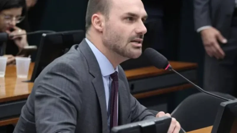 Eduardo Bolsonaro defende Gayer após operação da PF