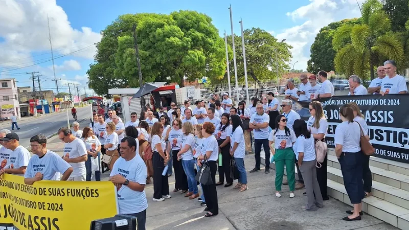 Família e amigos de João de Assis protestam antes de júri no Fórum do Barro Duro