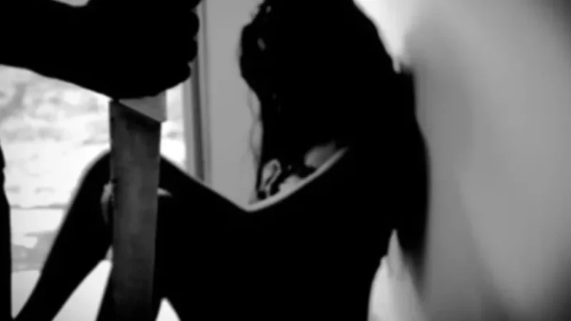 Homem mata companheira a facadas após ver nudes em celular