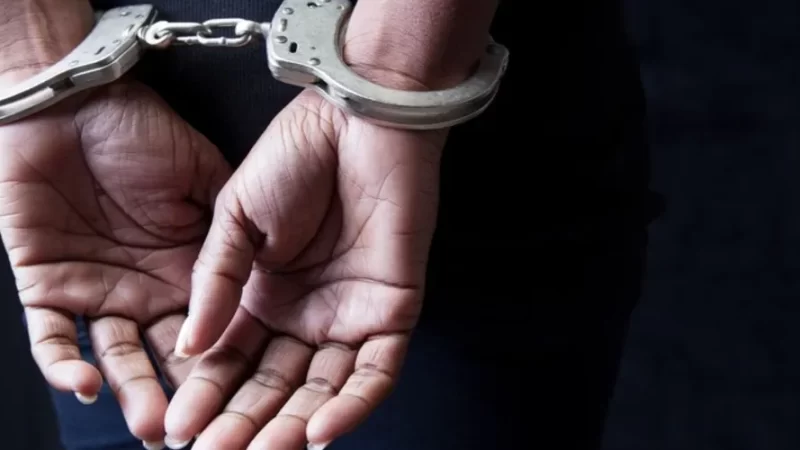 Mulher é presa suspeita de perseguir ex-marido e amigos na internet