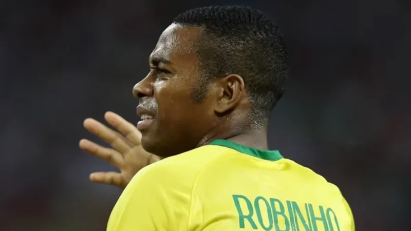 Vítima de estupro de Robinho se manifesta pela primeira vez