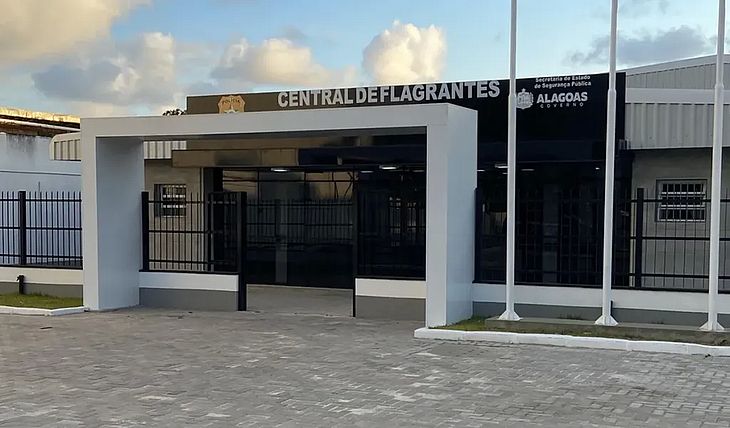 Homem tem sofá e objetos de casa furtados por vizinho enquanto viajava