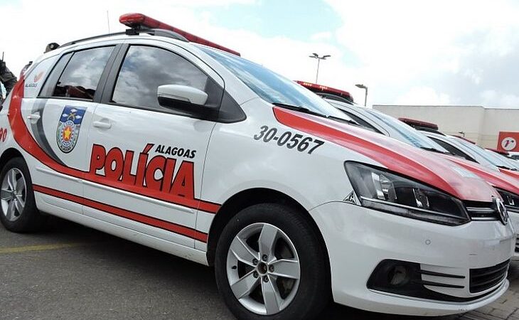 Mulher dá facadas em marido e é presa ao ser encontrada suja de sangue em unidade de saúde