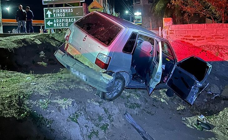 Motorista com sinais de embriaguez cai com carro em em ribanceira no interior de Alagoas