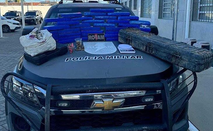 Polícia apreende mais de 30 kg de maconha enterrados no quintal de casa abandonada
